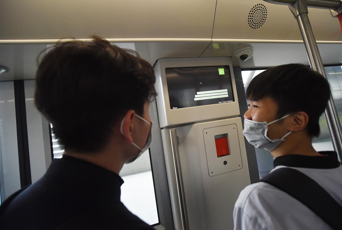 Em Duy Đại học Công nghiệp cho biết rất vui vì được lên tham quan tàu. &quot;Tàu mới xịn như thế này chạy lúc nào bọn em mua vé năm lúc đấy, vì quá tiện đến trường&quot; Duy nói.