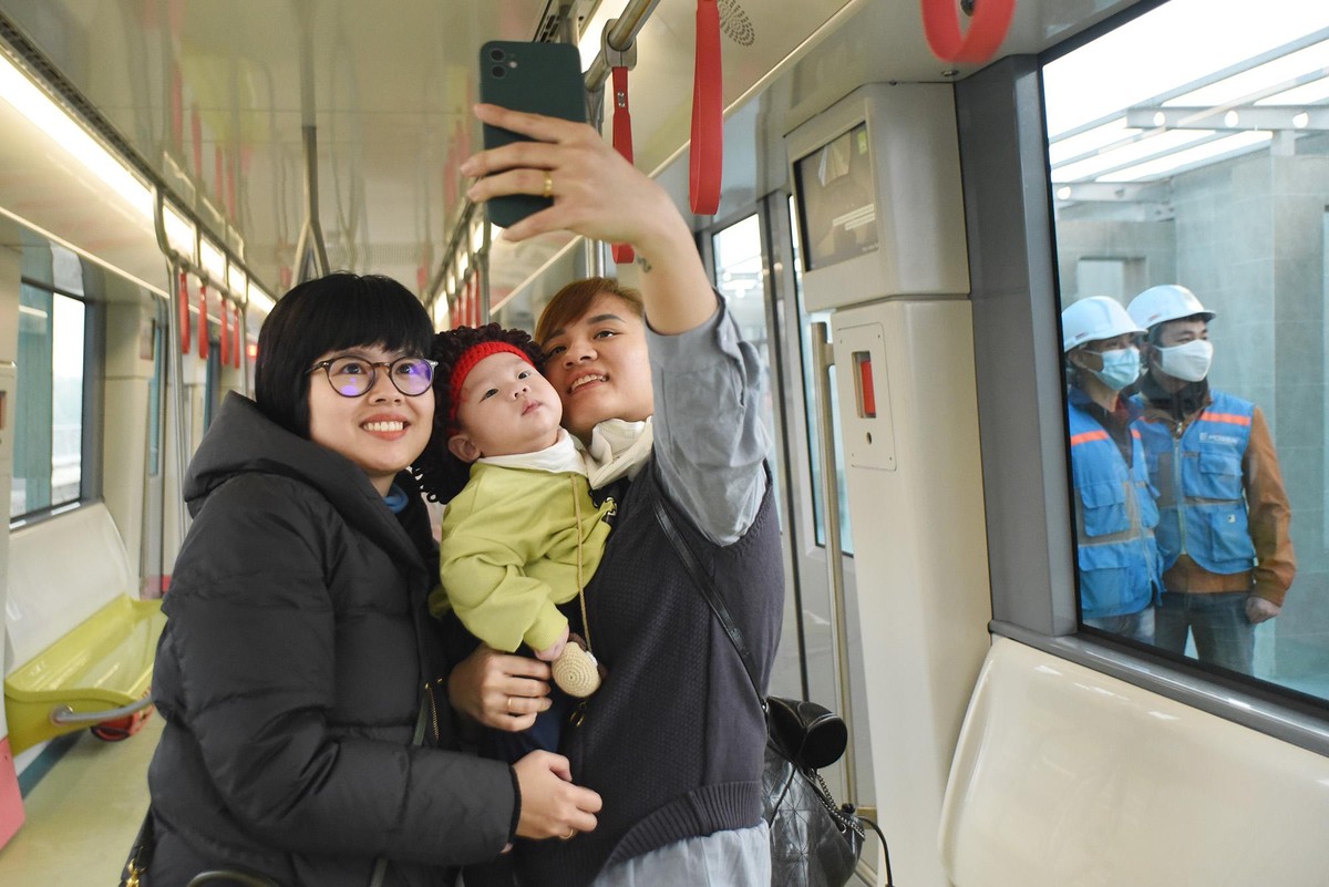 Gia đình chị Phương Thảo nhà tại Phương Liệt cách nhà ga S1 - Nhổn hơn 15km cho biết đã dậy từ 5h sáng để chuẩn bị đến tham quan đoàn tàu.