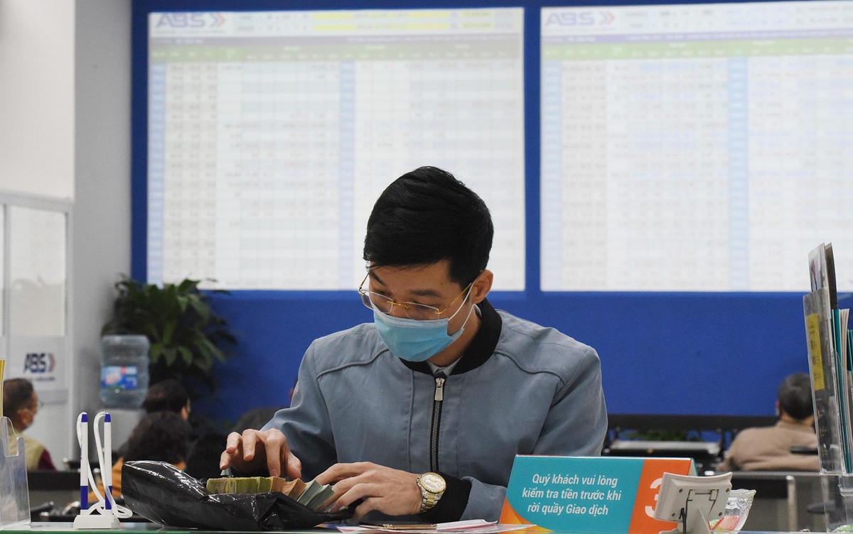 Trên sàn chứng khoán ABS, có rất nhiều nhà đầu tư đã đến nộp tiền vào tài khoản chứng khoán.