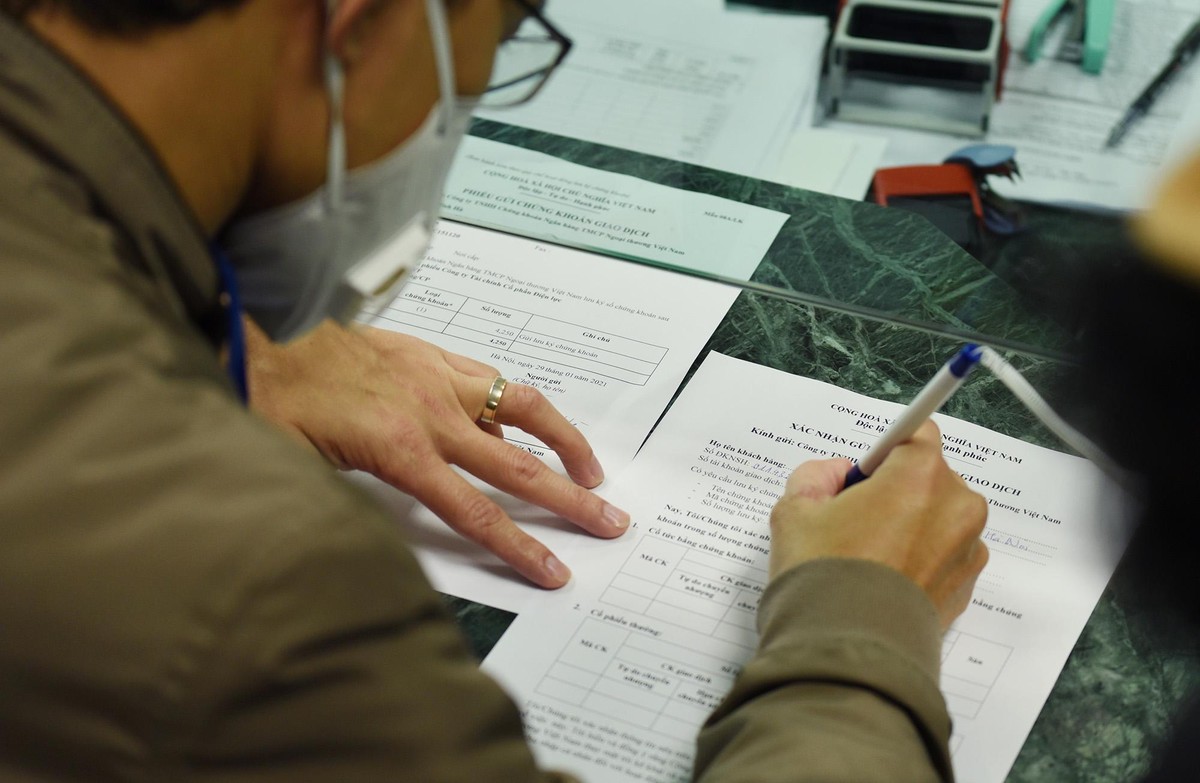 Cận cảnh nhà đầu tư đang mở tài khoản giao dịch trên sàn VCBS.