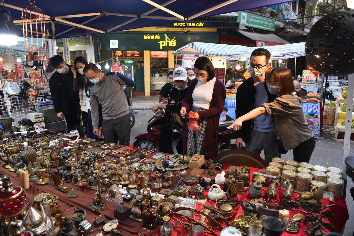 Các cửa hàng bán đồ đồng, đồ giả cổ ở ngã tư Lương Văn Can và Hàng Mã thu hút đông người xem. Các cửa hàng bán đồ đồng, đồ giả cổ ở ngã tư Lương Văn Can và Hàng Mã thu hút đông người xem.