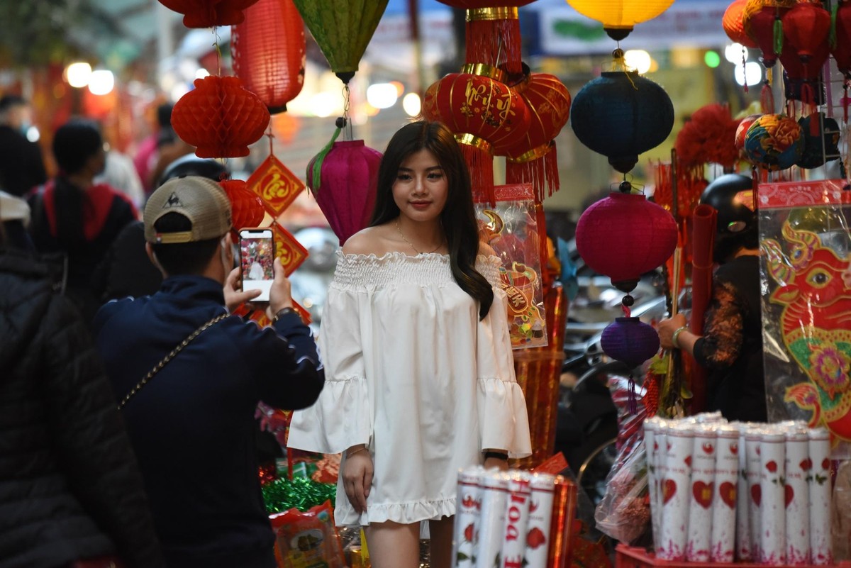 Nhiều bạn trẻ chọn không gian chợ hoa phố cổ để chụp hình lưu niệm. Nhiều bạn trẻ chọn không gian chợ hoa phố cổ để chụp hình lưu niệm.