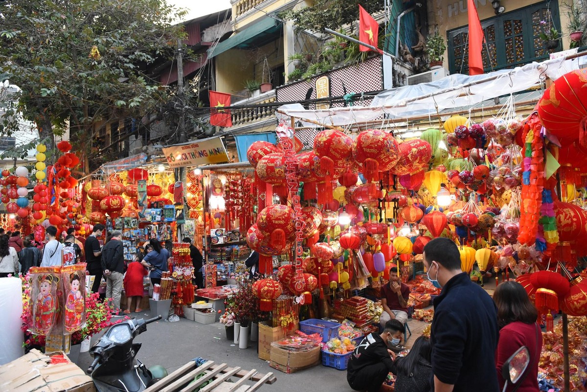 Phố Hàng Mã bày bán nhiều đồ trang trí mang sắc đỏ rực rỡ mang đặc sắc của Tết cổ truyền.