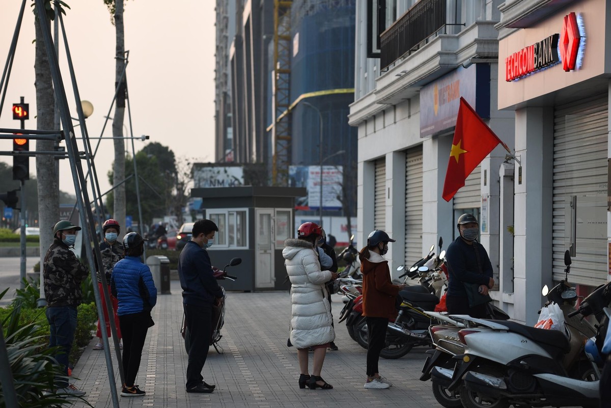 Những ngày giáp Tết Tân Sửu 2021, tình trạng tắc nghẽn tại cây rút tiền - ATM lại xảy ra ở nhiều nơi.