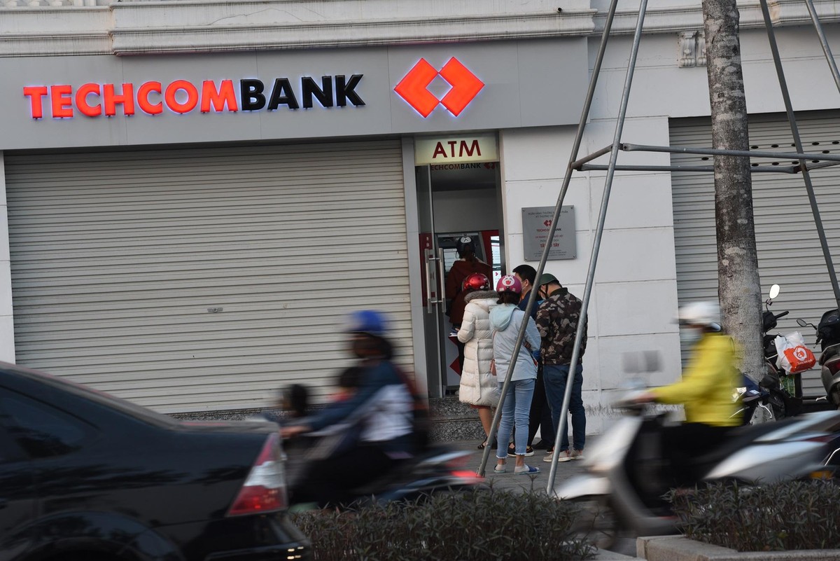 Không chỉ tại các khu công nghiệp, nhiều cây ATM ngay trong lòng phố người dân cũng phải xếp hàng rút tiền. Ảnh chụp cây ATM trong khu đô thị Ngoại Giao Đoàn chiều ngày 4/2.