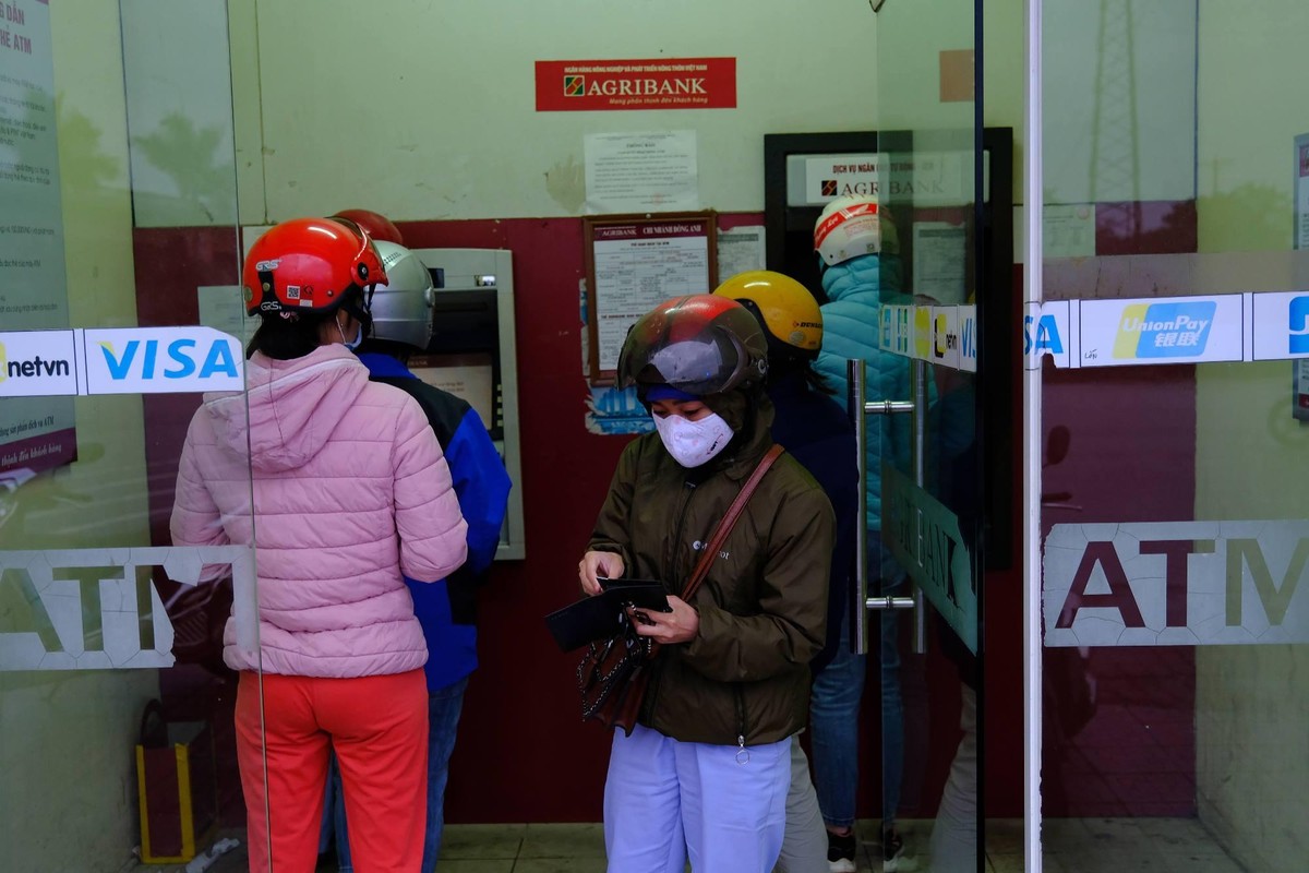 Trước thực trạng trên, người lao động thường phải tranh thủ sau giờ nghỉ hoặc chia nhau đứng xếp hàng để có thể rút được tiền.