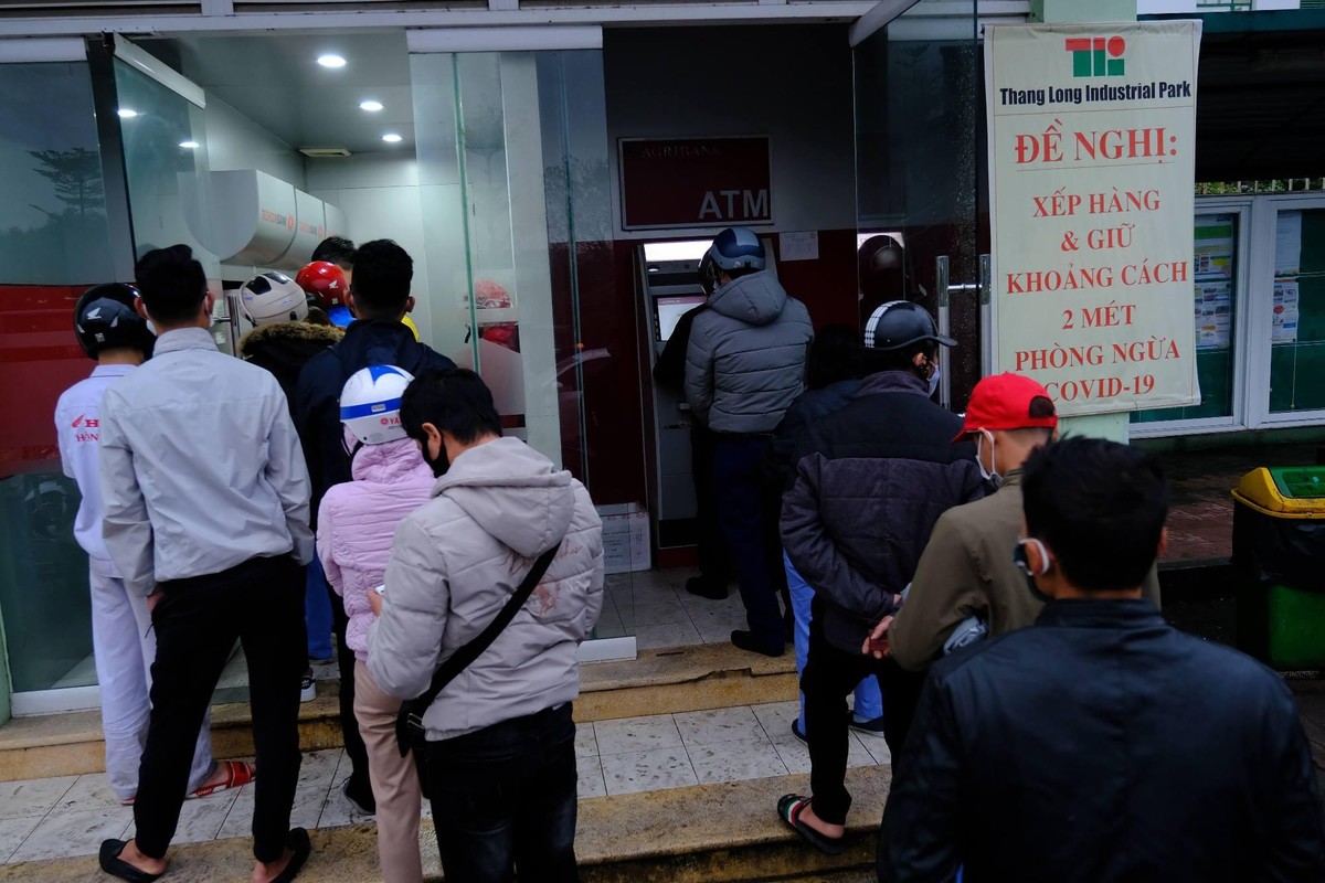 Tuy vậy, do lượng người xếp hàng quá đông tập trung vào thời điểm cuối ngày nên người rút tiền khó tránh khỏi việc không tuân thủ quy định phòng chống dịch.
