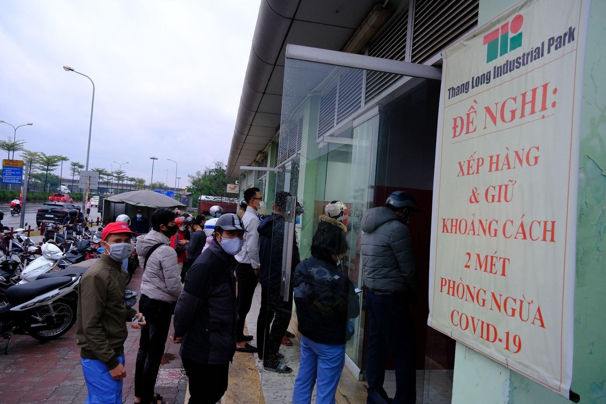 Khác với mọi năm, năm nay tại các điểm rút tiền luôn có bảng hiệu khuyến cáo công tác phòng chống dịch Covid-19.