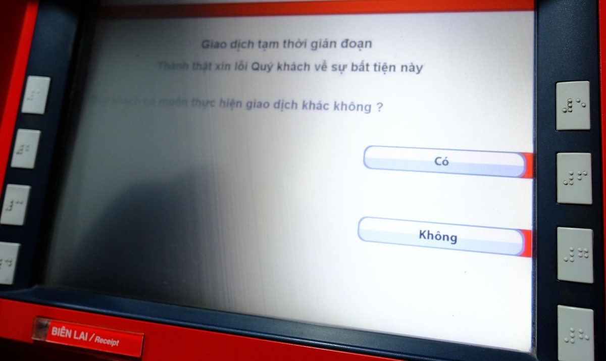 Nhiều cây ATM làm việc quá tải trong thời điểm này, dở chứng khiến việc rút tiền của nhiều người thêm phần khó khăn.