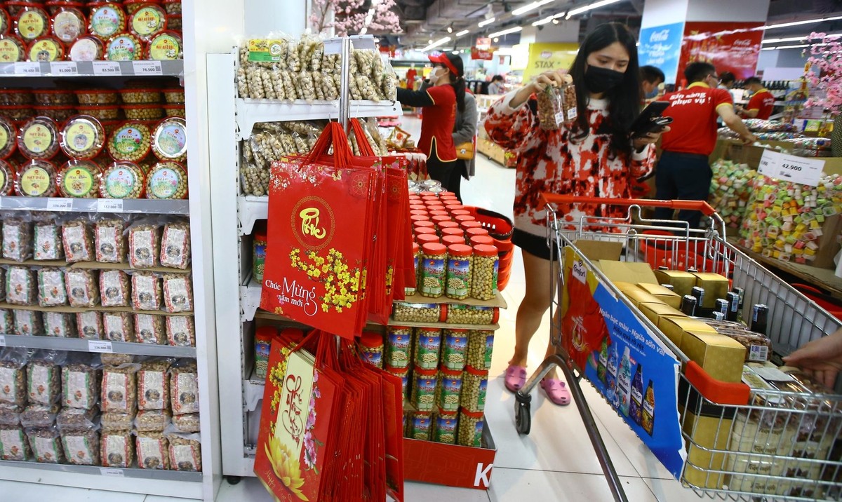 Nhiều xe đẩy đầy ắp hàng hoá, chủ yếu là mặt hàng phục vụ nhu cầu sử dụng trong Tết.