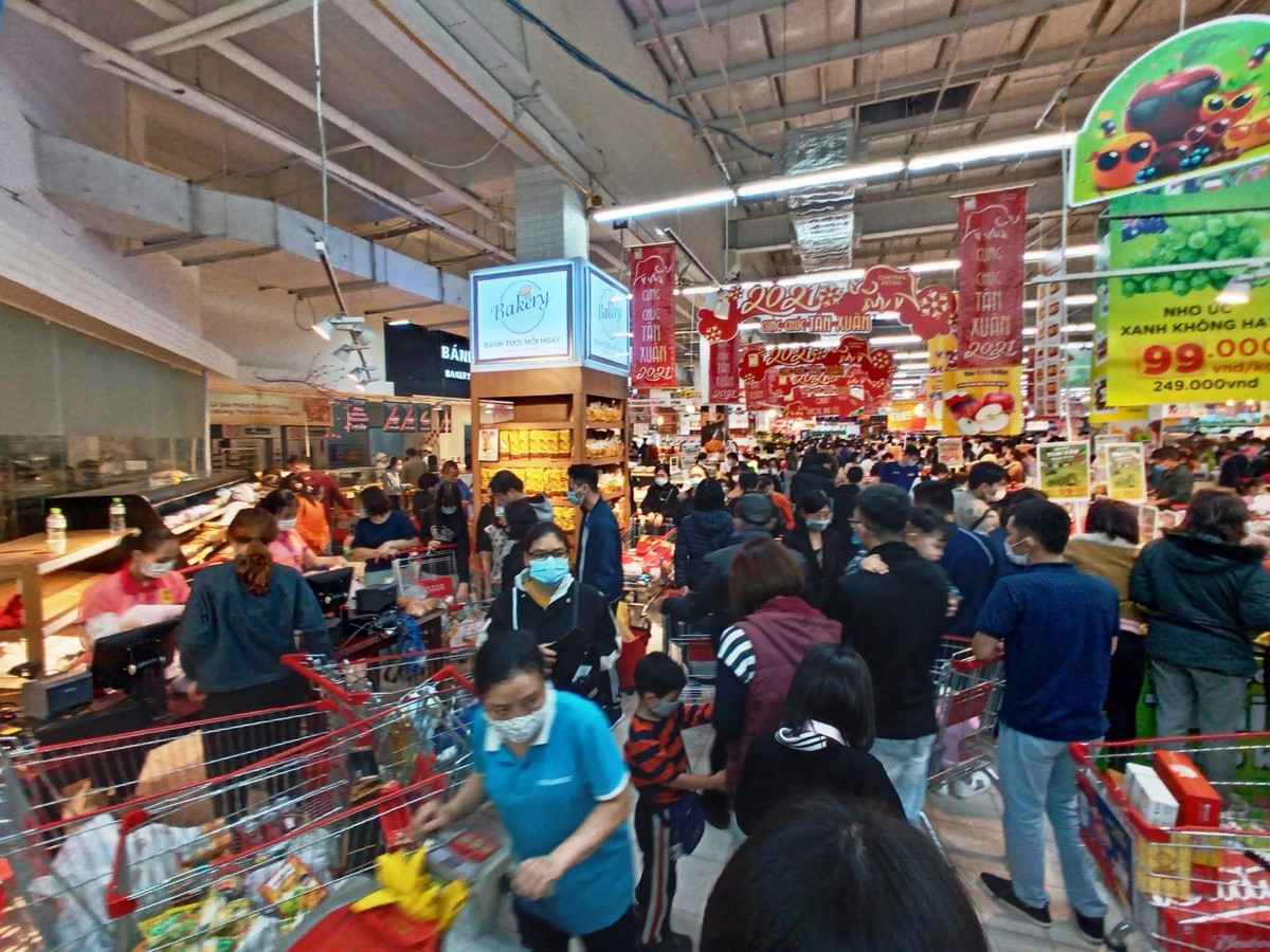 Lối đi chật kín là đặc sản trong những ngày này ở siêu thị Big C Trần Duy Hưng.