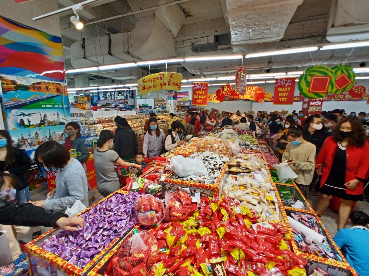 Các gian hàng bán bánh kẹo, mứt và các loại hạt khô bán theo cân thu hút đông đảo người dân chọn lựa.