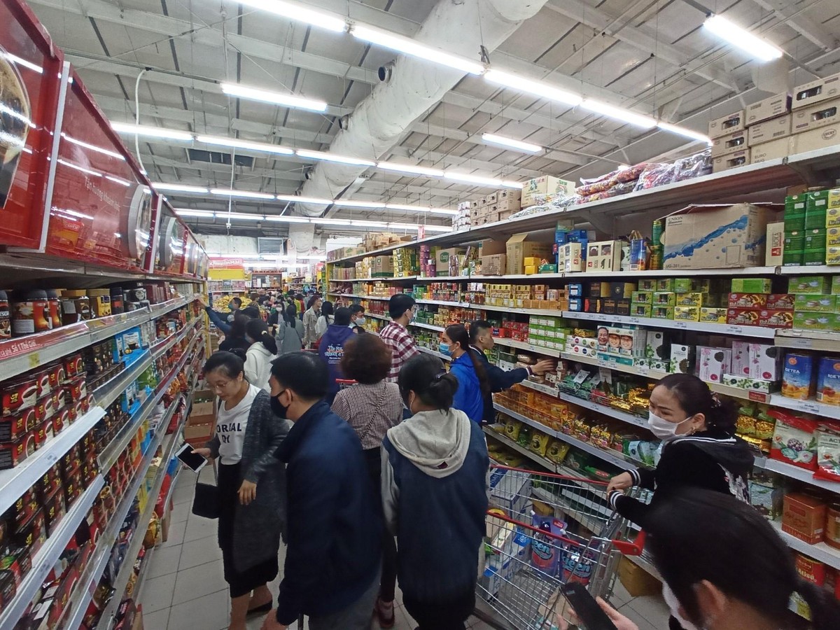 Khu vực này luôn chật ních người, tình trạng tắc đường xẩy ra thường xuyên.