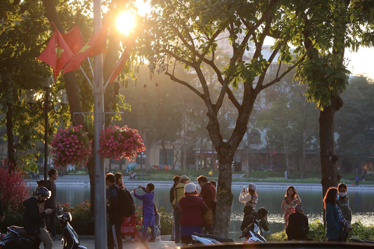 Hà Nội những ngày này, thời tiết nắng ráo, nhiệt độ cao nhất không quá 25 độ C. Thời tiết thuận lợi, thích hợp cho việc người dân vui chơi, sắm sửa dịp Tết Nguyên đán 2021. Hà Nội những ngày này, thời tiết nắng ráo, nhiệt độ cao nhất không quá 25 độ C. Thời tiết thuận lợi, thích hợp cho việc người dân vui chơi, sắm sửa dịp Tết Nguyên đán 2021.