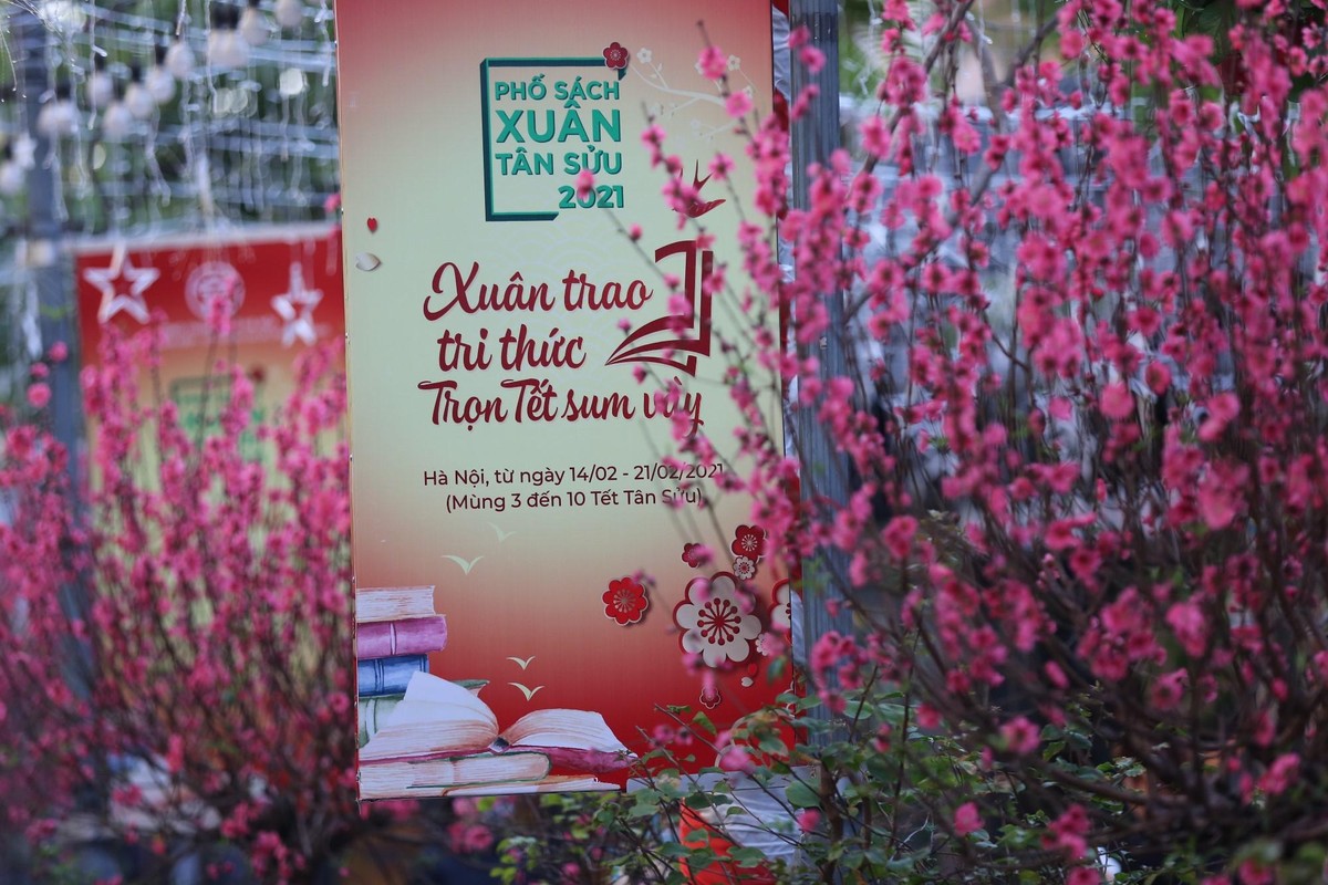 Phố Sách 19/12 mang lại hương vị Tết của thời bao cấp sẽ chính thức mở cửa đón khách tham quan từ Mùng 3 Tết (14/2). Phố Sách 19/12 mang lại hương vị Tết của thời bao cấp sẽ chính thức mở cửa đón khách tham quan từ Mùng 3 Tết (14/2).