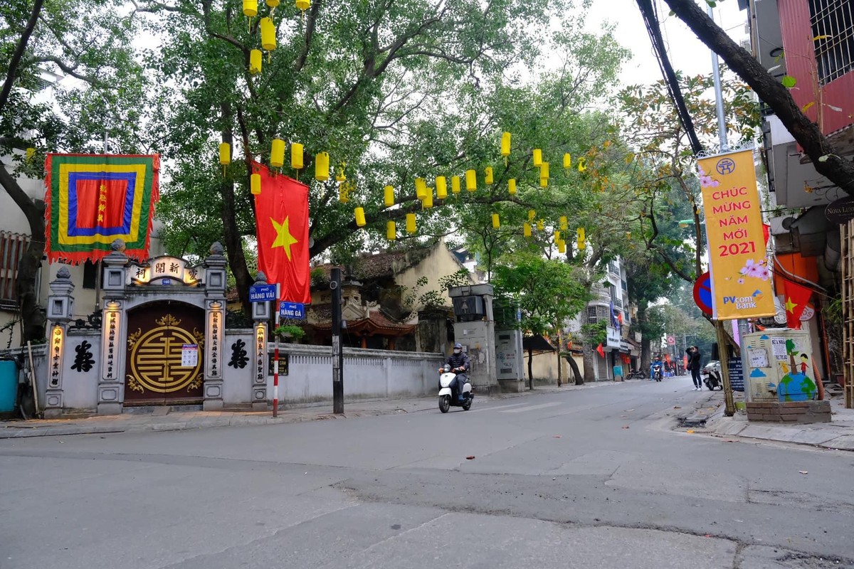 Tất cả các con đường ở Hà Nội không còn cảnh ùn tắc như trước. Đường phố có các họa tiết trang trí nhiều màu sắc, đậm chất Tết. Tất cả các con đường ở Hà Nội không còn cảnh ùn tắc như trước. Đường phố có các họa tiết trang trí nhiều màu sắc, đậm chất Tết.