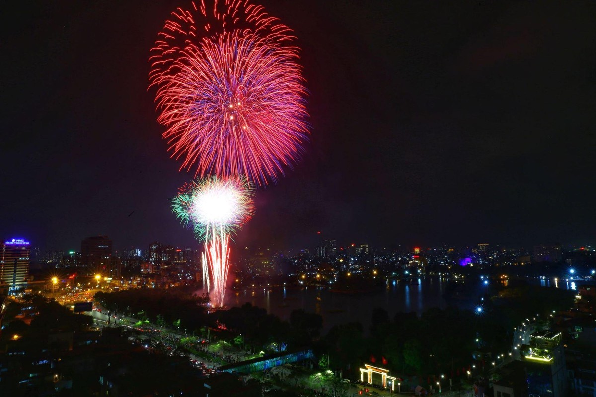 Cũng vì tình hình dịch bệnh diễn biến phức tạp, Hà Nội chỉ tổ chức một điểm bắn pháo hoa tầm cao vào đêm Giao thừa. Màn bắn pháo hoa này được truyền hình trực tiếp để người dân theo dõi qua ti vi. (Ảnh - Đức Thanh) Cũng vì tình hình dịch bệnh diễn biến phức tạp, Hà Nội chỉ tổ chức một điểm bắn pháo hoa tầm cao vào đêm Giao thừa. Màn bắn pháo hoa này được truyền hình trực tiếp để người dân theo dõi qua ti vi. (Ảnh - Đức Thanh)