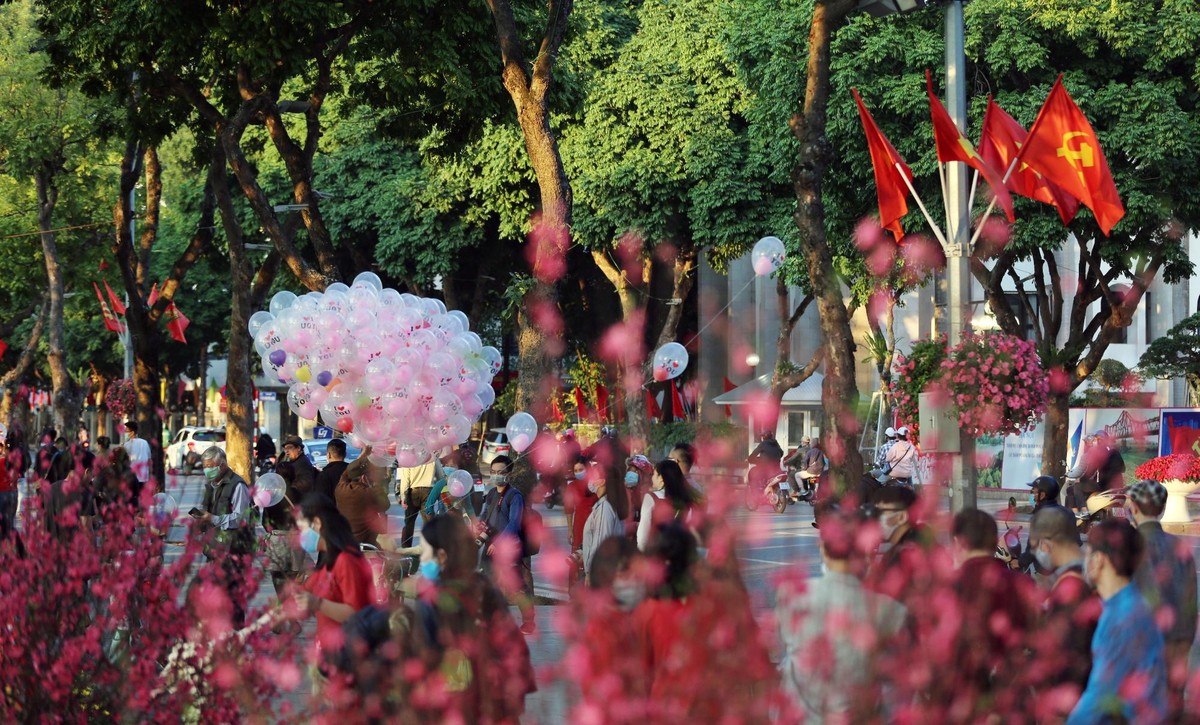 Ven hồ Gươm và dọc đường Đinh Tiên Hoàng, Lý Thái Tổ... đông người dân tới vui chơi. Tại đây có nhiều tiểu cảnh đẹp, là địa điểm ưa thích của nhiều người dịp Tết đến xuân về. Ven hồ Gươm và dọc đường Đinh Tiên Hoàng, Lý Thái Tổ... đông người dân tới vui chơi. Tại đây có nhiều tiểu cảnh đẹp, là địa điểm ưa thích của nhiều người dịp Tết đến xuân về.