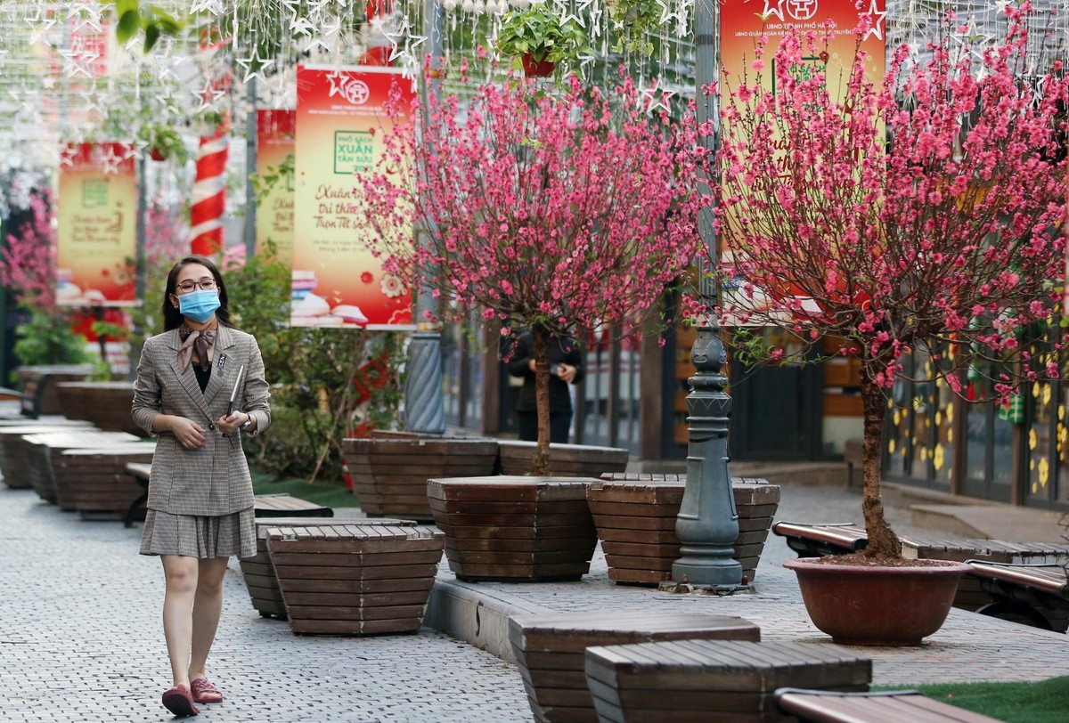 Dịp Tết năm nay, người dân du xuân bắt buộc chấp hành nghiêm quy định 5K của Bộ Y tế khuyến cáo, đặc biệt là việc đeo khẩu trang. Theo quy định, người không đeo khẩu trang sẽ bị phạt từ 1 đến 3 triệu đồng. Dịp Tết năm nay, người dân du xuân bắt buộc chấp hành nghiêm quy định 5K của Bộ Y tế khuyến cáo, đặc biệt là việc đeo khẩu trang. Theo quy định, người không đeo khẩu trang sẽ bị phạt từ 1 đến 3 triệu đồng.