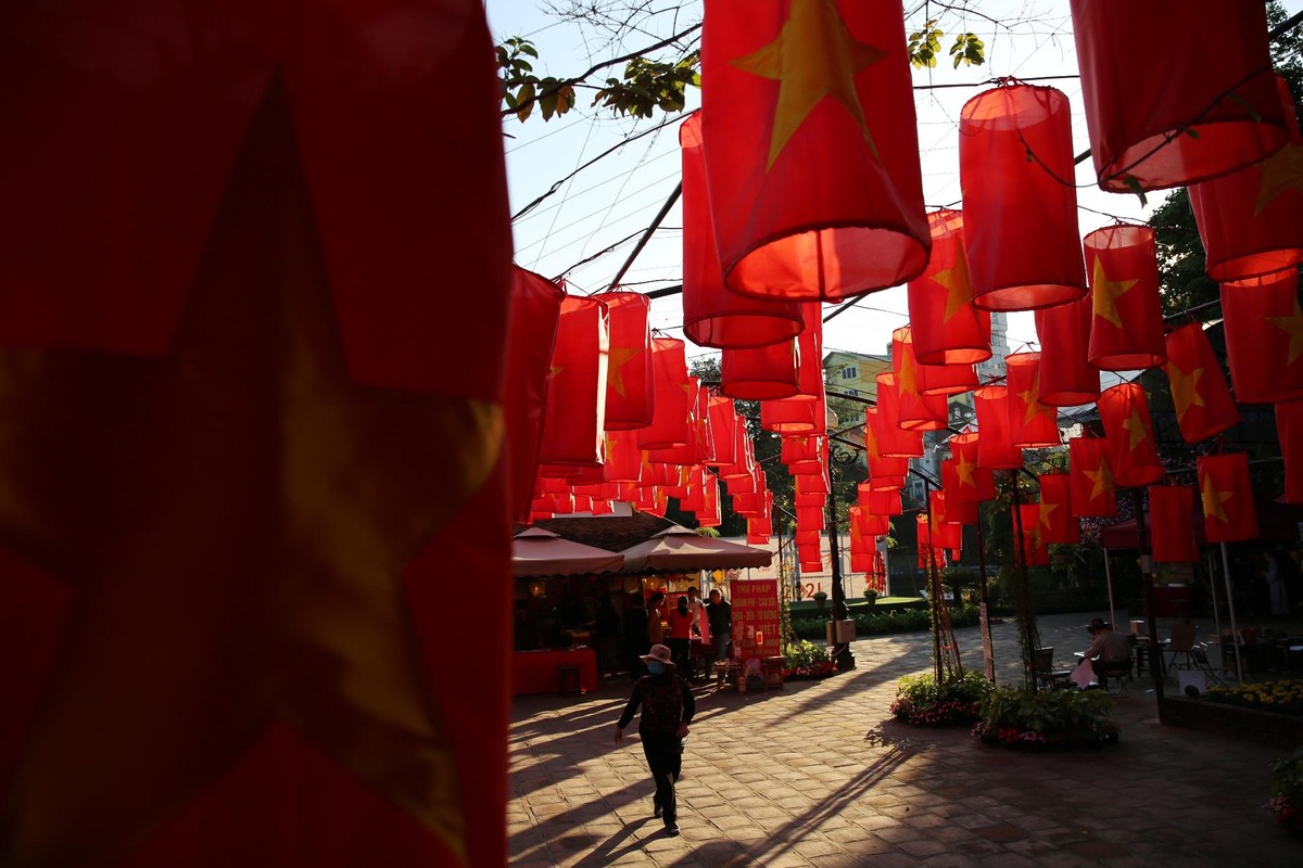 Hàng trăm chiếc đèn lồng tưng bừng sắc đỏ được trang trí tại khu vực cổng vào Hồ Văn - Văn Miếu hứa hẹn là điểm "chek in" Tết lý tưởng cho mọi người. Hàng trăm chiếc đèn lồng tưng bừng sắc đỏ được trang trí tại khu vực cổng vào Hồ Văn - Văn Miếu hứa hẹn là điểm "chek in" Tết lý tưởng cho mọi người.