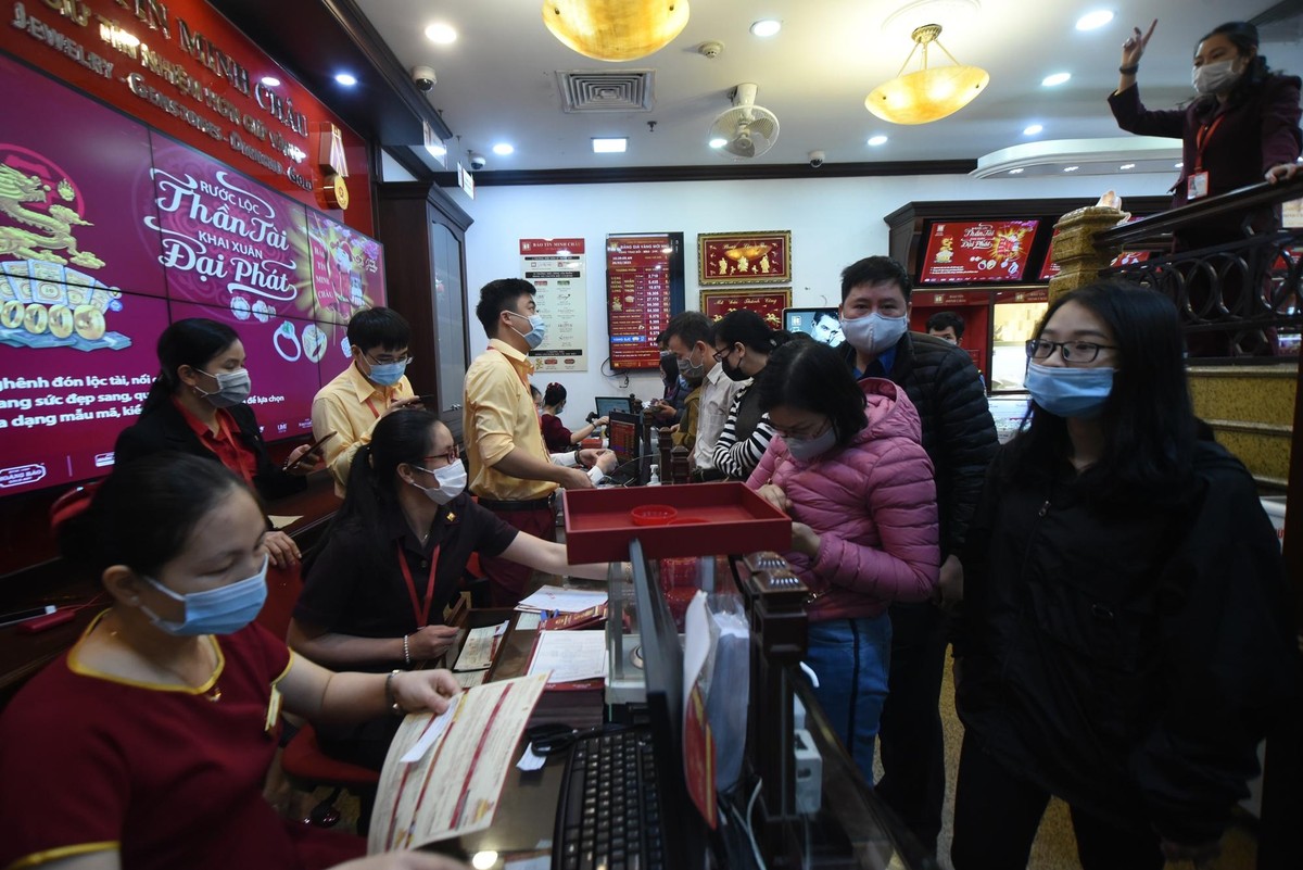 Sáng ngày 20/2 (Mồng 9 tháng Giêng), không khí giao dịch tại các cửa hiệu vàng rất sôi động. Sáng ngày 20/2 (Mồng 9 tháng Giêng), không khí giao dịch tại các cửa hiệu vàng rất sôi động.