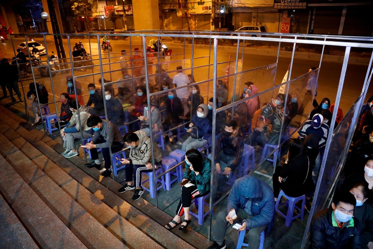 Để phòng tránh dịch bệnh, hiệu vàng nói trên đã cho lắp các vách ngăn tránh giọt bắn, kê ghế cách xa nhau đảm bảo cự ly an toàn cho khách hàng. Để phòng tránh dịch bệnh, hiệu vàng nói trên đã cho lắp các vách ngăn tránh giọt bắn, kê ghế cách xa nhau đảm bảo cự ly an toàn cho khách hàng.