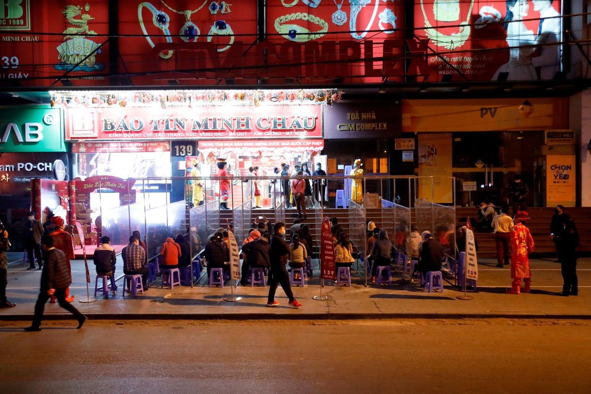 Từ trước 6h sáng, nhiều người đã đến xếp hàng chờ một hiệu vàng lớn trên đường Cầu Giấy mở cửa. Từ trước 6h sáng, nhiều người đã đến xếp hàng chờ một hiệu vàng lớn trên đường Cầu Giấy mở cửa.