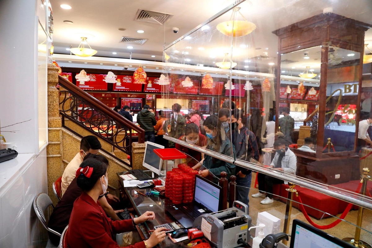 Theo ghi nhận trước đó, tất cả các vách ngăn đã được lắp đặt trong đêm chỉ vài tiếng trước ngày Vía Thần tài. Theo ghi nhận trước đó, tất cả các vách ngăn đã được lắp đặt trong đêm chỉ vài tiếng trước ngày Vía Thần tài.