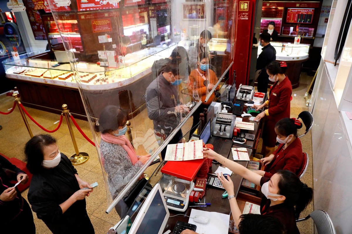 Cũng như mọi năm, hàng vàng mở cửa sớm hơn thường lệ từ 6h30 sáng để đón các khách hàng đã xếp hàng từ sớm. Cũng như mọi năm, hàng vàng mở cửa sớm hơn thường lệ từ 6h30 sáng để đón các khách hàng đã xếp hàng từ sớm.