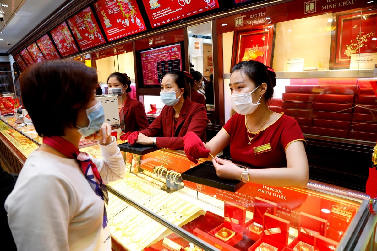 Mặc dù vậy, tình hình tại các cửa hiệu vàng nhìn chung ảm đạm hơn mọi năm. Mặc dù vậy, tình hình tại các cửa hiệu vàng nhìn chung ảm đạm hơn mọi năm.