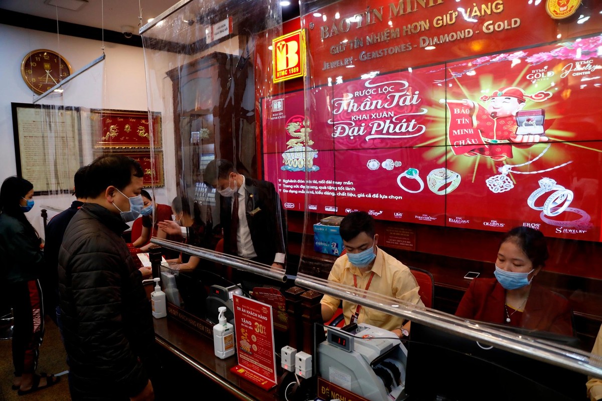 Khu vực giao dịch cũng được lắp đặt các vách ngăn chống giọt bắn. Khu vực giao dịch cũng được lắp đặt các vách ngăn chống giọt bắn.