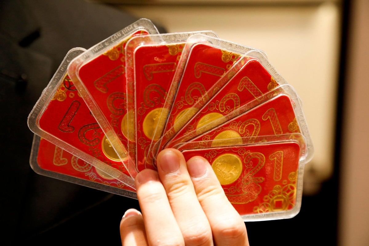 Trong phiên sáng 20/2, giá bán ra vàng miếng tại hầu hết doanh nghiệp phổ biến ở mức 56,35 triệu đồng/lượng, cao hơn giá vàng thế giới 7 triệu đồng Trong phiên sáng 20/2, giá bán ra vàng miếng tại hầu hết doanh nghiệp phổ biến ở mức 56,35 triệu đồng/lượng, cao hơn giá vàng thế giới 7 triệu đồng