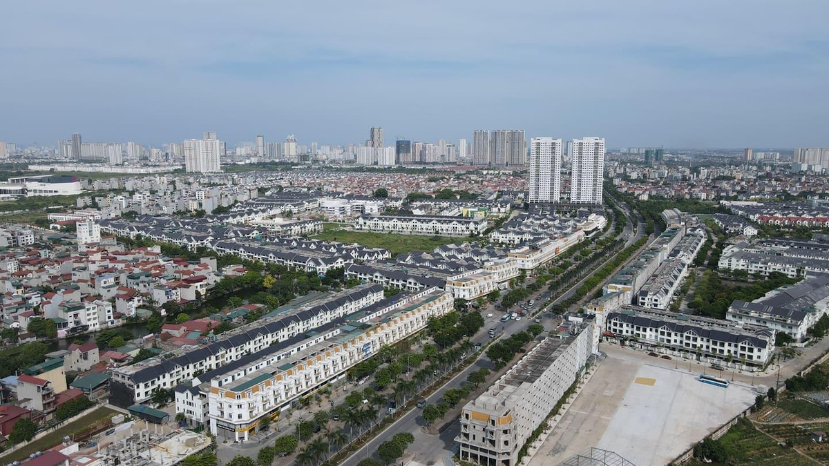 Dọc hai bên đường Lê Trọng Tấn (quận Hà Đông), đoạn nối Đại lộ Thăng Long và đường Tố Hữu tập trung rất nhiều dự án bất động sản. Đây được xem là khu vực đắc địa của phân khúc biệt thự liền kề, shophouse...