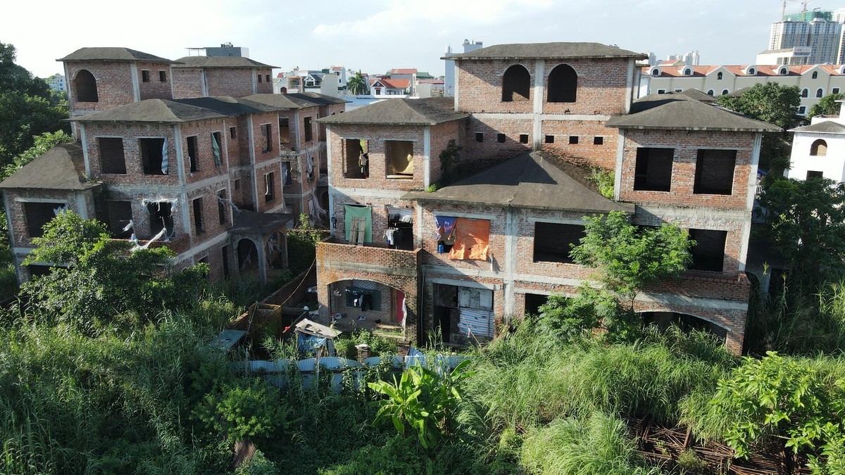 Nhiều căn bỏ không được tận dụng làm nơi ở của công nhân xây dựng. Tình trạng xuống cấp cùng với việc sử dụng chắp vá, tạm bợ nhìn khu biệt thự triệu USD như những nhà “ổ chuột“. Nhiều căn bỏ không được tận dụng làm nơi ở của công nhân xây dựng. Tình trạng xuống cấp cùng với việc sử dụng chắp vá, tạm bợ nhìn khu biệt thự triệu USD như những nhà “ổ chuột“.