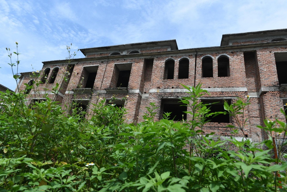 Sau nhiều năm bỏ không, nhiều căn đã xuống cấp, bị cỏ dại chắn lối. Sau nhiều năm bỏ không, nhiều căn đã xuống cấp, bị cỏ dại chắn lối.