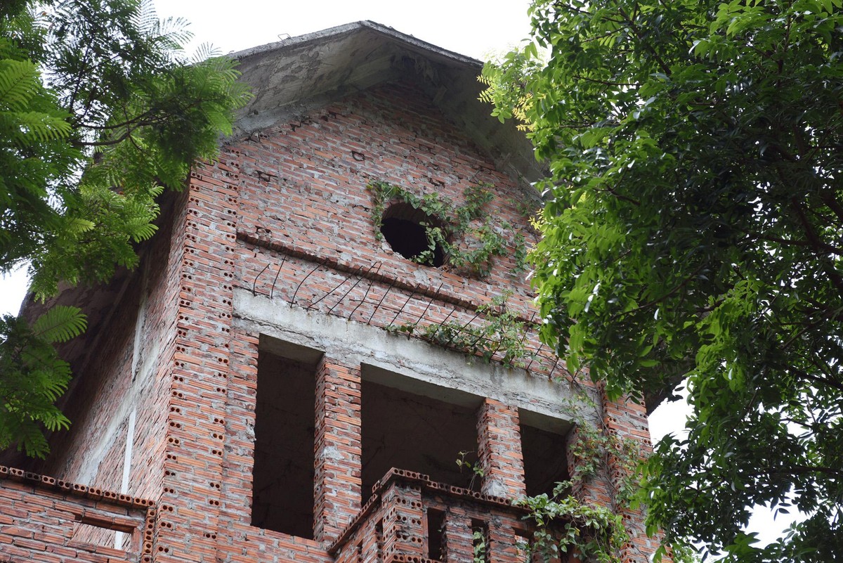 Mới đây, thành phố Hà Nội đề xuất Bộ Tài chính phương án đánh thuế đối với biệt thự bỏ hoang, không đưa vào sử dụng. Theo đề xuất, biệt thự bỏ hoang 3 tháng có thể áp thuế khoảng 5% trên giá trị hợp đồng, còn sau một năm biệt thự vẫn bỏ hoang sẽ bị tính thuế 10% trên tổng giá trị. Đề xuất này được đưa ra khi tình trạng các khu đô thị bỏ hoang xuất hiện ngày càng nhiều, gây lãng phí nguồn tài nguyên đất, mất mỹ quan đô thị. Mới đây, thành phố Hà Nội đề xuất Bộ Tài chính phương án đánh thuế đối với biệt thự bỏ hoang, không đưa vào sử dụng. Theo đề xuất, biệt thự bỏ hoang 3 tháng có thể áp thuế khoảng 5% trên giá trị hợp đồng, còn sau một năm biệt thự vẫn bỏ hoang sẽ bị tính thuế 10% trên tổng giá trị. Đề xuất này được đưa ra khi tình trạng các khu đô thị bỏ hoang xuất hiện ngày càng nhiều, gây lãng phí nguồn tài nguyên đất, mất mỹ quan đô thị.