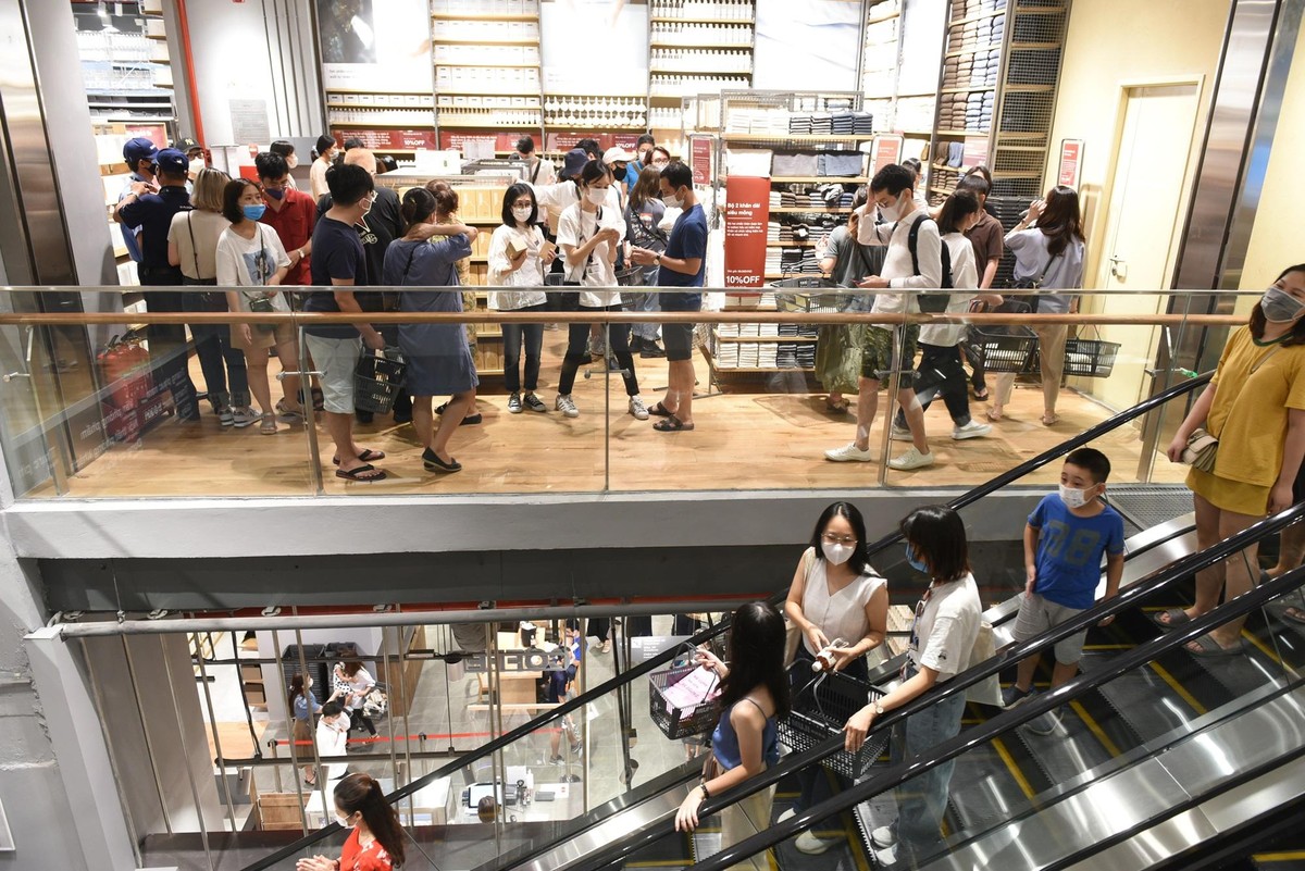 Lượng người mua sắm trong ngày đầu khai trương rất lớn.