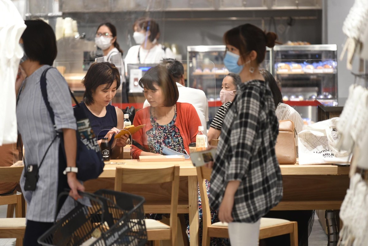 MUJI Hà Nội có cả quầy cà phê phục vụ khách hàng tại chỗ. Vách ngăn được dựng lên theo đúng quy định.