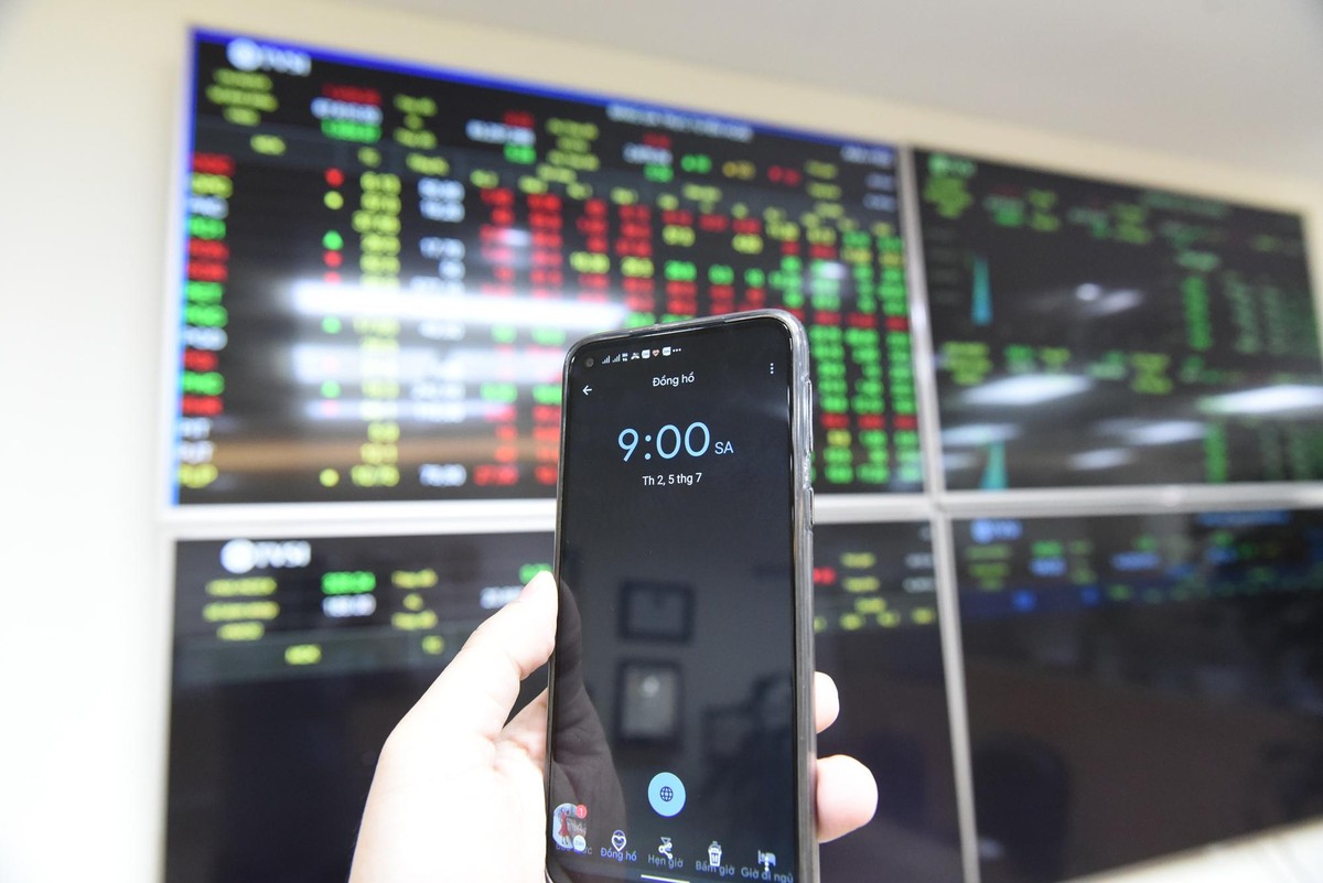 Đúng 9h sáng, sàn chứng khoán mở cửa phiên đầu tuần. Chốt phiên cuối tuần trước, sàn HOSE đạt 1.420,27 điểm.