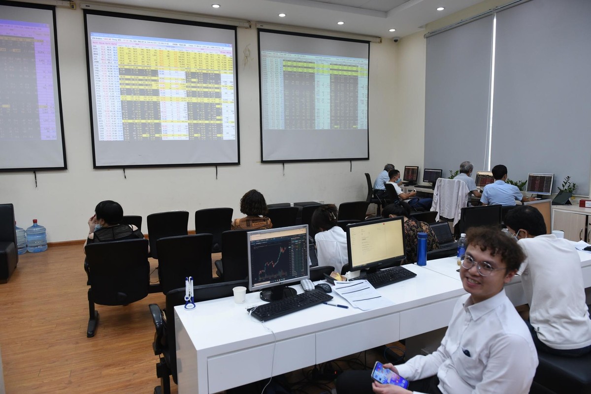 Như thường lệ, các sàn chứng khoán vẫn rất đông khách đến giao dịch trong sáng nay. Trong ảnh, khách đến theo dõi bảng lệnh trên sàn BVSC.