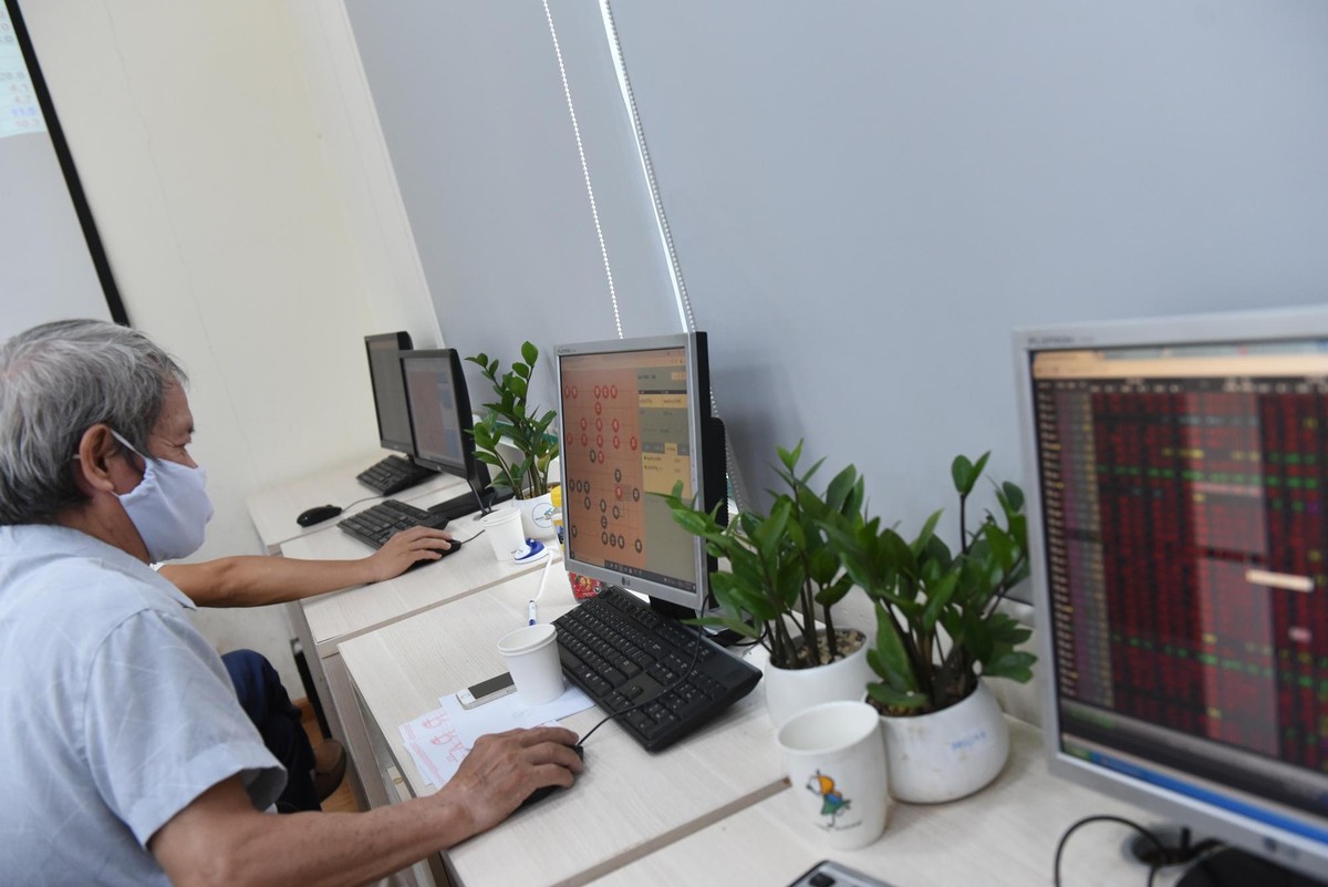 ... chơi cờ giết thời gian.