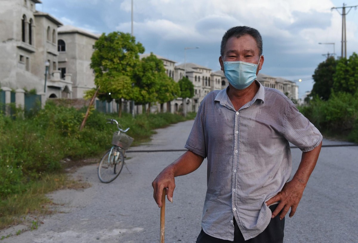Ông Lai nhà tại Yên Lũng, An Khánh, chủ đàn trâu cho biết, khu đô thị rất ít người ở nên ông tận dụng khu vực vắng vẻ thả trâu ở đây lâu nay.