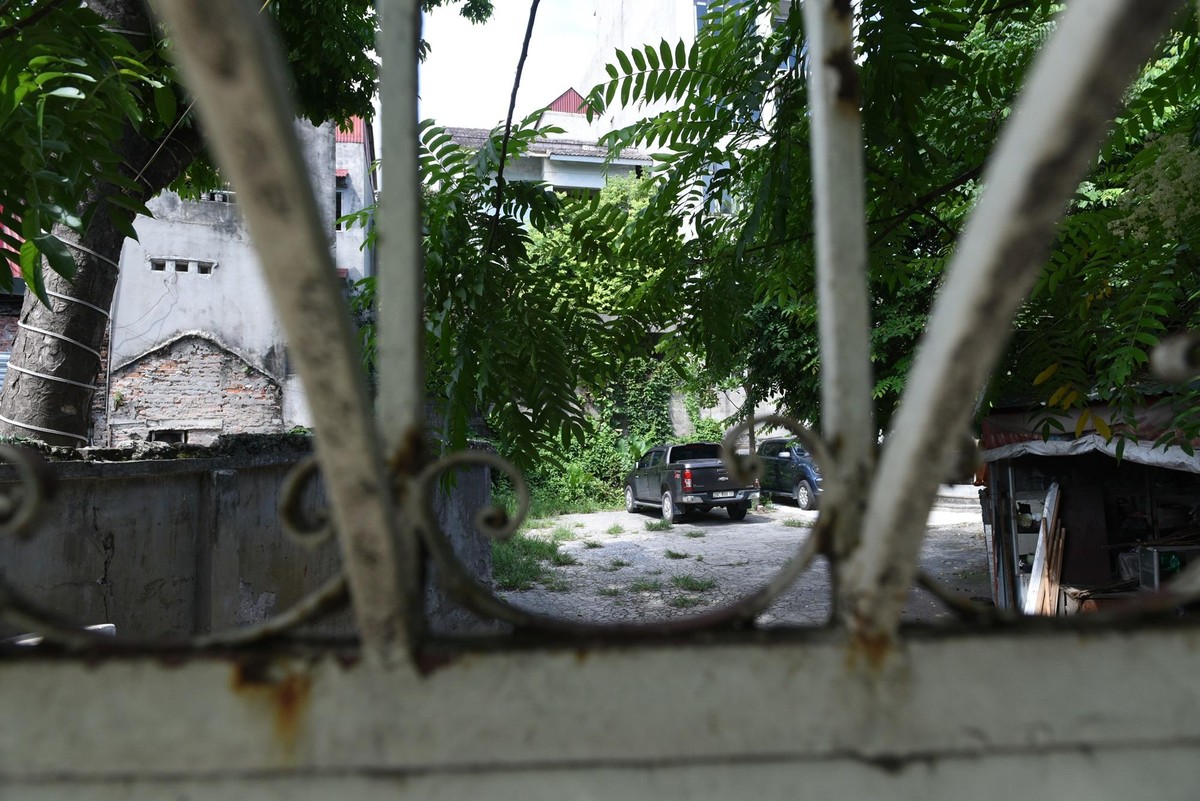 Quang cảnh bên trong khu nhà nhìn từ ngoài cổng. Hoạt động rửa ôtô - xe máy cũng đã dừng từ lâu, hiện căn nhà cấp 4 bên trong không có người ở.