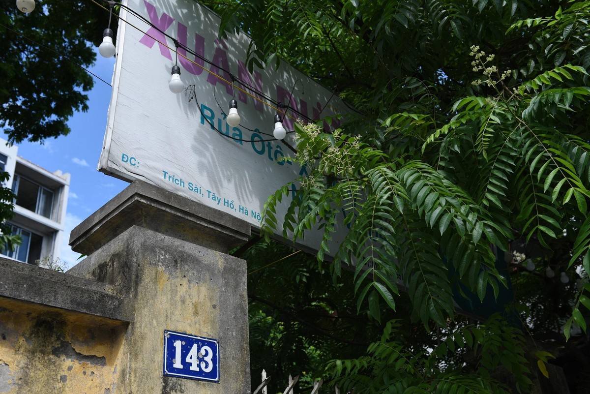 Trước cửa tòa nhà số 143 đường Trích Sài chỉ có biển dịch vụ &quot;rửa ôtô, xe máy ngày đêm&quot; mang tên Xuân Dương ở cổng, không có bất cứ thông tin biển hiệu gì về siêu doanh nghiệp CTCP Tập đoàn Đầu tư và Thương mại Toàn Cầu.