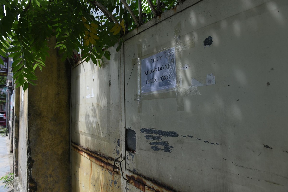 Cổng ra vào của nhà số 143 được đóng kín phía trong. Một người dân sinh sống gần đó cho hay, lâu nay không có công ty nào hoạt động tại đây.