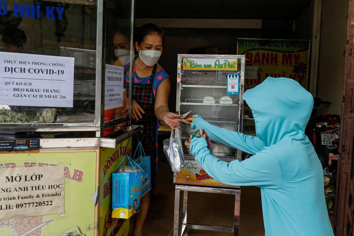 Tất cả các cửa hàng ăn trên địa bàn Gia Lâm khi mở cửa trở lại chỉ bán hàng mang về để đảm bảo an toàn trong phòng chống dịch. Ngoài ra, cả người bán lẫn người mua đều phải tuân thủ các quy định phòng dịch.