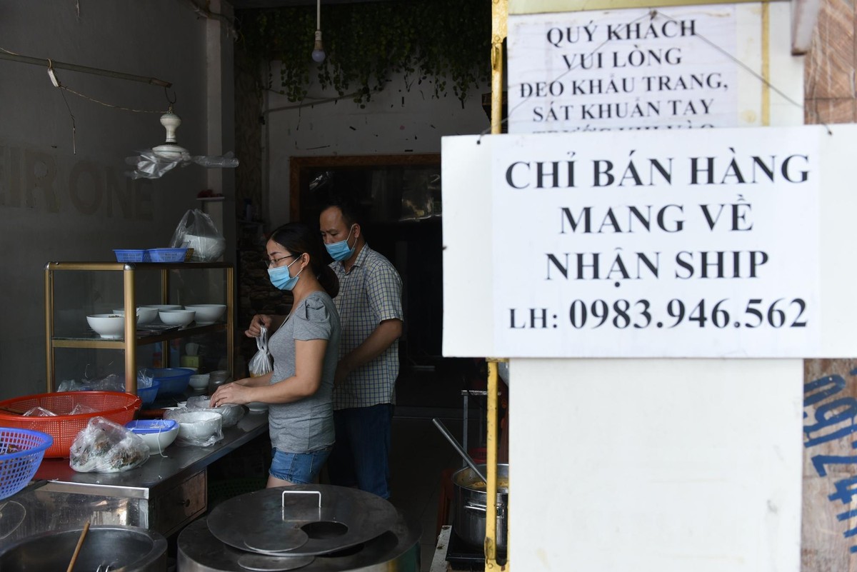 Trước cửa đều có treo biển bán mang về hoặc nhận ship hàng trong khu vực.