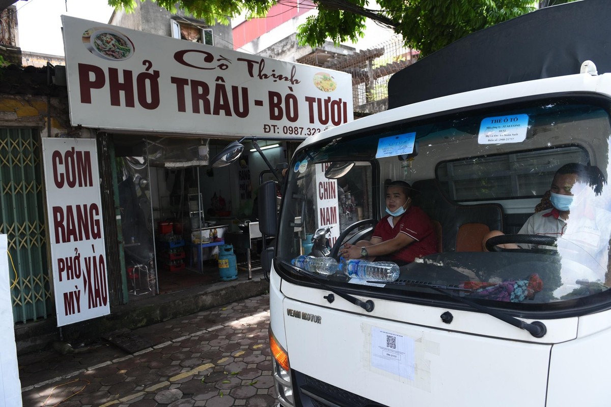 Sáng 9/9, tại thị trấn Yên Viên, nhiều quán ăn mở bán trở lại.