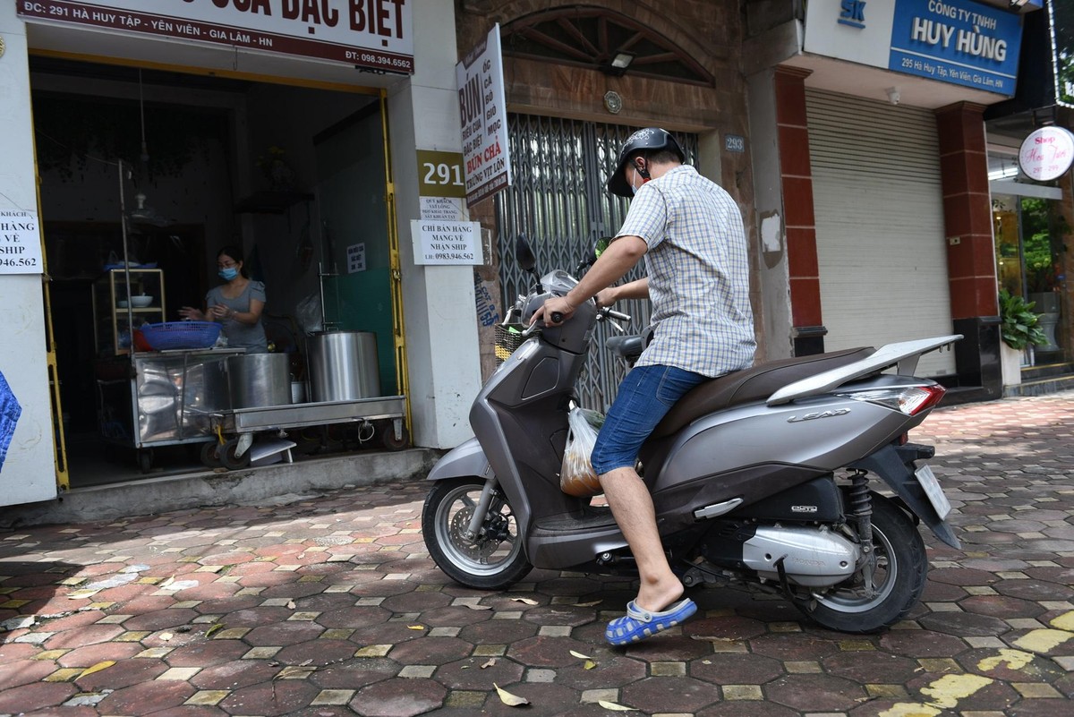 Chị Thúy chủ cửa hàng bún chả, bún riêu các loại ở Yên Viên mới khai trương 1 tháng thì phải đóng cửa dài ngày. Chị cảm thấy rất may mắn vì được mở hàng trở lại.