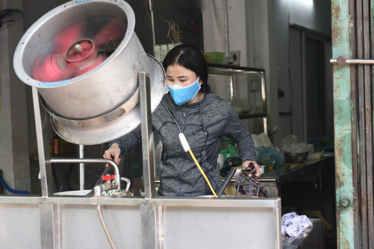 Vì là bán hàng mang về nên những cửa hàng mở cửa trở lại hầu hết là các quán bún, phở, cơm rang nhằm phục vụ những bữa ăn nhanh tới người dân.